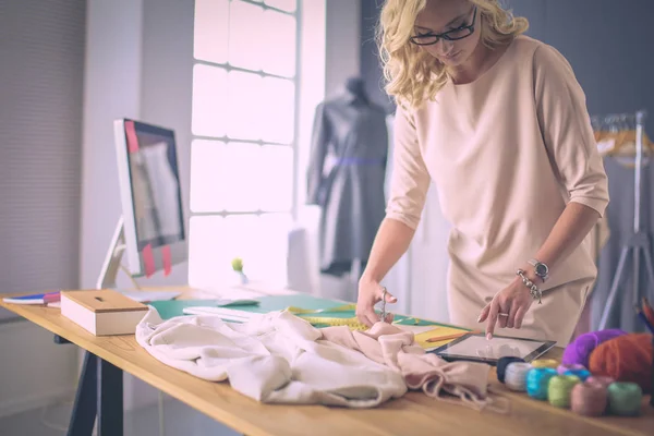 Modedesignerin arbeitet im Atelier an ihren Entwürfen. — Stockfoto