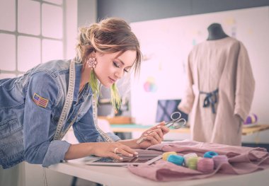 Moda Tasarımcısı kadın stüdyoda tasarımları ile iPad üzerinde