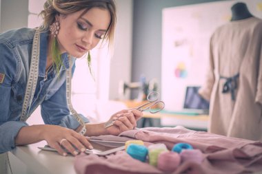 Moda Tasarımcısı kadın stüdyoda tasarımları ile iPad üzerinde