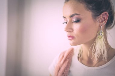 Çalışma odasında duran güzel bir kadın. Güzel kadın..