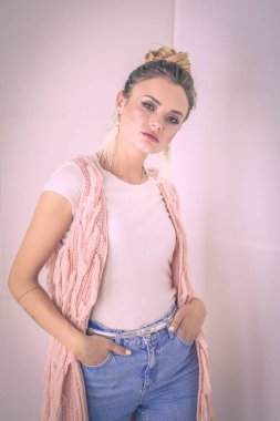 Çalışma odasında duran güzel bir kadın. Güzel kadın..