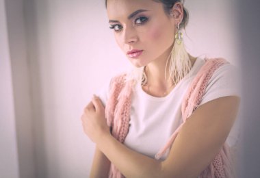 Çalışma odasında duran güzel bir kadın. Güzel kadın..