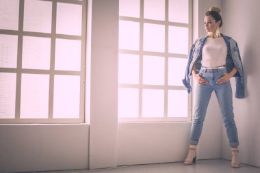 Çalışma odasında duran güzel bir kadın. Güzel kadın..