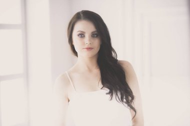 Evdeki yatakta uzanmış güzel esmer.