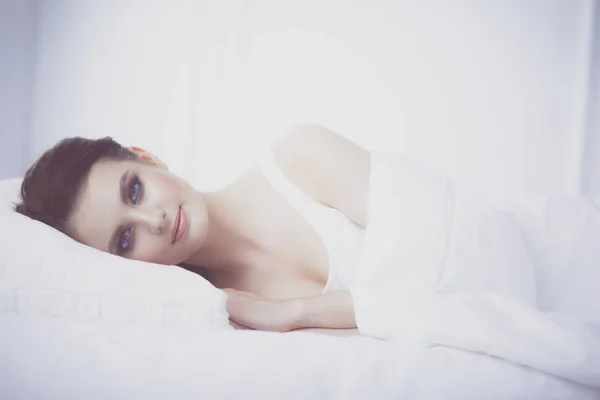 Giovane bella donna sdraiata a letto. — Foto Stock