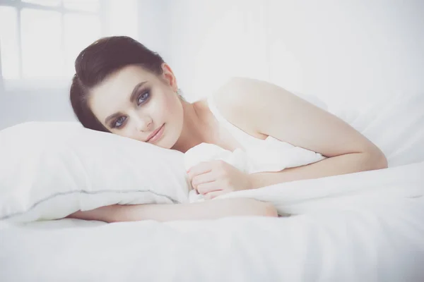 年轻美丽的女人躺在床上. — 图库照片