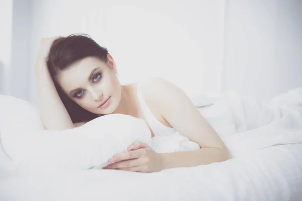 若い美しい女性がベッドに横たわっている. — ストック写真