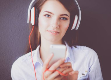 Katta oturan ve müzik dinleme genç mutlu kız