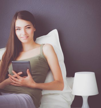 bir yastık ve uçak tablo ile katta oturan güzel esmer kadın