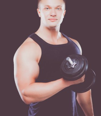 yakışıklı kaslı adam dumbell ile çalışma dışarı