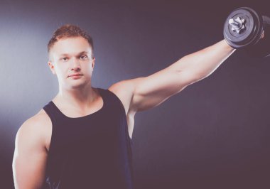 yakışıklı kaslı adam dumbell ile çalışma dışarı