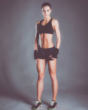 Mutlu bir fitness kadınının portresi tamam işareti gösteriyor