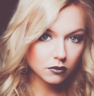 Beyaz arka planda izole edilmiş güzel bir kadının portresi.