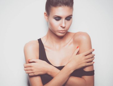 Kolyeli güzel bir kadının portresi, beyaz arka planda izole edilmiş. Güzel bir kadının portresi..