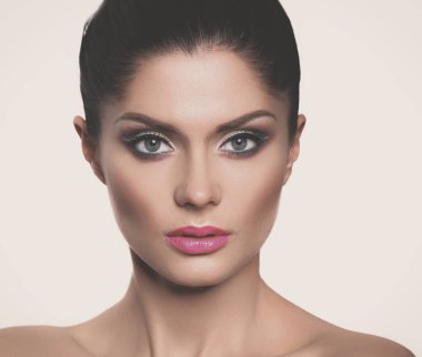 Gri arka planda izole edilmiş güzel bir kadının portresi. Güzel bir kadının portresi