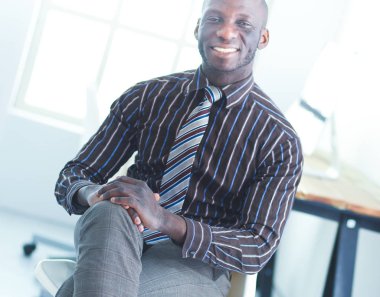 Ofiste oturan bir yakışıklı siyah işadamı portresi