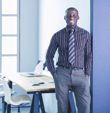 Ofiste duran yakışıklı bir zenci işadamının portresi.