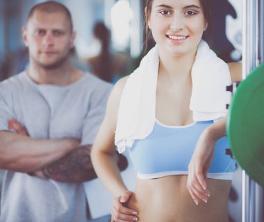 Güzel kadın onu antrenman ör ile egzersiz jimnastik salonu. Güzel kadın. Spor salonu