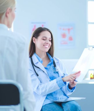 Doktor ve hasta masada otururken bir şey tartışıyorlar. İlaç ve sağlık hizmetleri kavramı