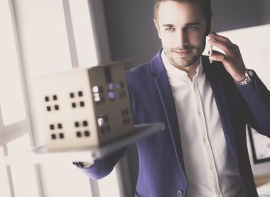 Ev minyatür Office el ayakta tutan işadamı.