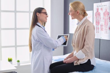 Doktor ve hasta masada otururken bir şey tartışıyorlar. İlaç ve sağlık hizmetleri kavramı