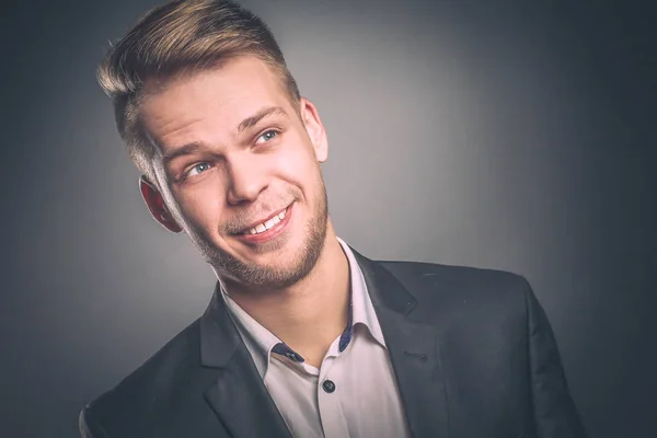 Junge Männer stehen, isoliert auf grauem Hintergrund. junge Männer — Stockfoto