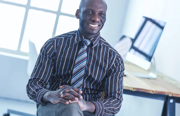 Portrét pohledný černý podnikatele, sedí v kanceláři — Stock fotografie