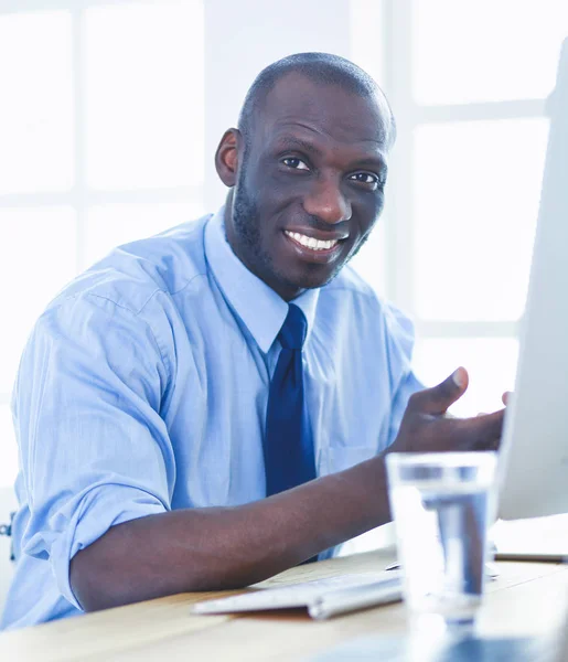 Homme d'affaires afro-américain sur casque de travail sur son ordinateur portable — Photo