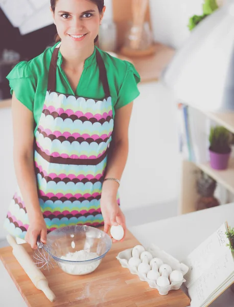 Kadın mutfakta pasta yapıyor. — Stok fotoğraf