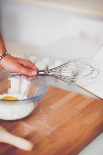 Woman is making cakes in the kitchen — Stock Photo, Image