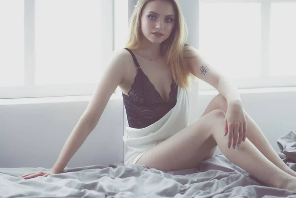 침대 위의 섹시 한 패션 여성 — 스톡 사진