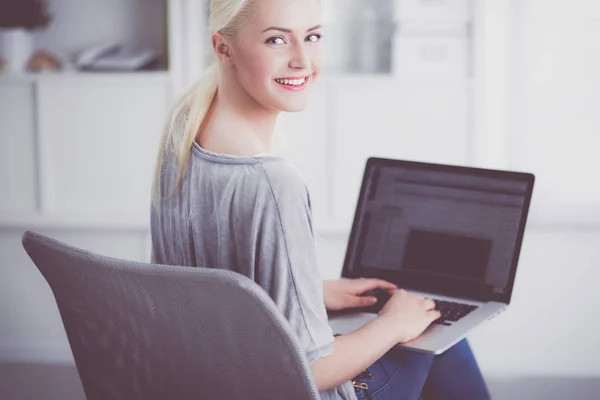 Joven hermosa mujer usando un ordenador portátil en casa — Foto de Stock