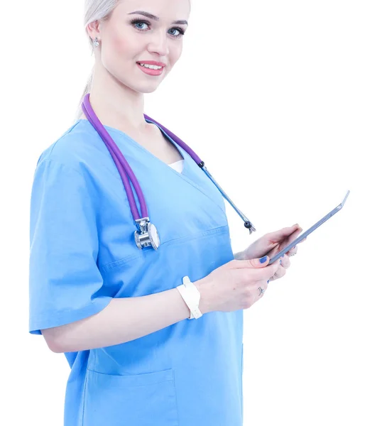 Médico femenino usando una tableta digital y de pie sobre fondo blanco. Mujeres doctores. —  Fotos de Stock