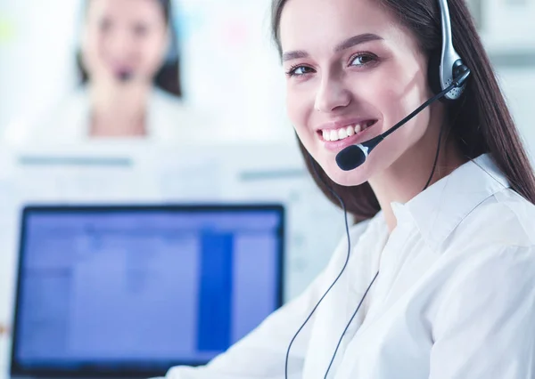 Le affärskvinna eller hjälplinje operatör med headset och dator på kontoret — Stockfoto