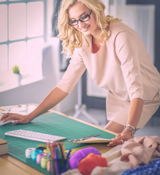 Donna stilista che lavora sui suoi disegni in studio — Foto Stock