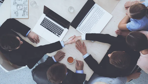 Gente de negocios dándose la mano, terminando una reunión — Foto de Stock