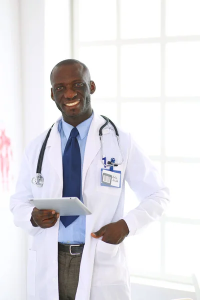 Male black doctor worker with tablet computer standing in hospital — Stock Photo, Image