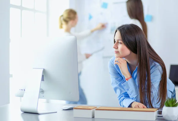 Mulher de negócios atraente trabalhando no laptop no escritório. Empresários — Fotografia de Stock