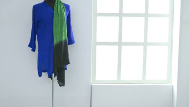 moda tasarımcısı olarak stüdyonun tasarımları üzerinde çalışıyor