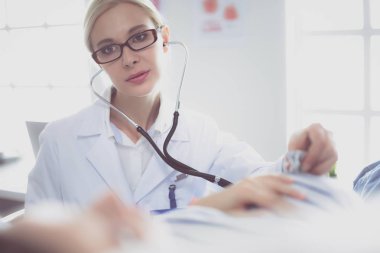 Doktor ve hasta masada otururken bir şey tartışıyorlar. İlaç ve sağlık hizmetleri kavramı