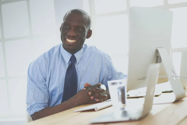 Kulaklıklı Afro-Amerikan işadamı laptopuyla çalışıyor. — Stok fotoğraf