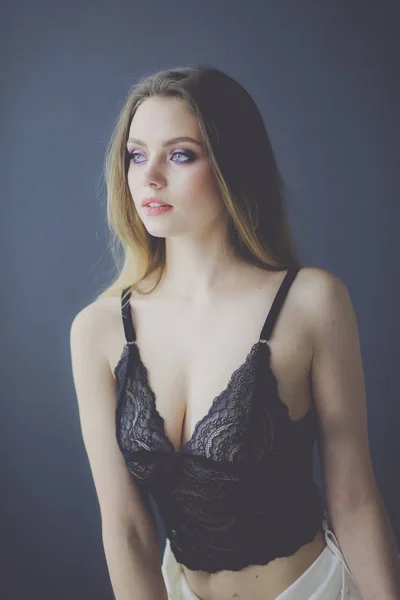 Sexy modna kobieta na łóżku — Zdjęcie stockowe