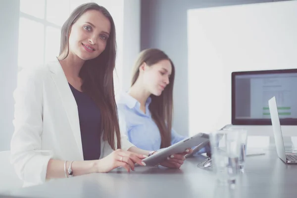 Foto di partner che applaudono dopo il seminario aziendale. Formazione professionale, incontro di lavoro, presentazione — Foto Stock