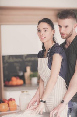 Genç çift mutfakta pasta hazırladı.