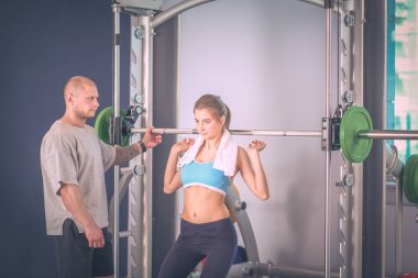 Güzel kadın onu antrenman ör ile egzersiz jimnastik salonu. Güzel kadın. Spor salonu.