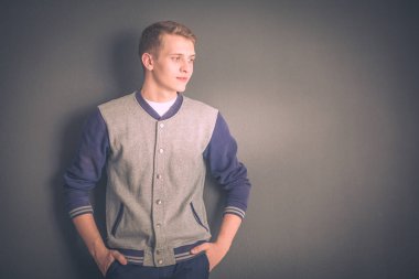 siyah background.portrait genç bir adam üzerinde genç bir adam portresi.