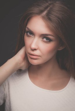 Siyah arka plan üzerine izole güzel bir kadın portresi. Güzel bir kadın portresi