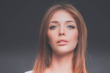 Siyah arka plan üzerine izole güzel bir kadın portresi. Güzel bir kadın portresi