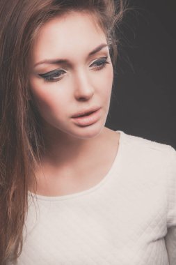 Siyah arka plan üzerine izole güzel bir kadın portresi. Güzel bir kadın portresi