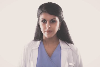 Beyaz arka planda duran pano ve steteskoplu genç doktor ya da doktor.